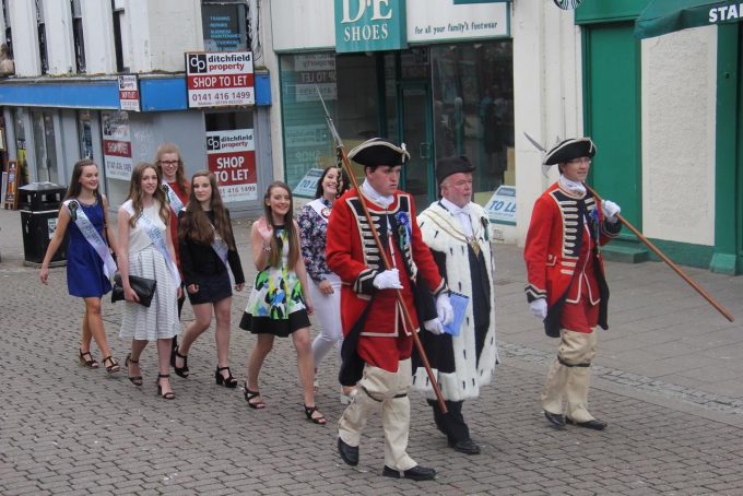 ARRIVAL . . . the Queen and her retinue