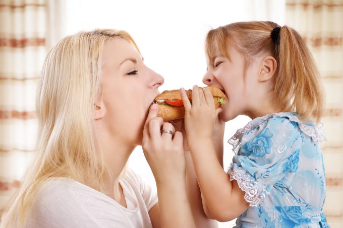 Mutter und Tochter beim Essen