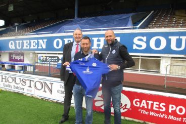 Dobbie’s deal – footballer signs on until 2018