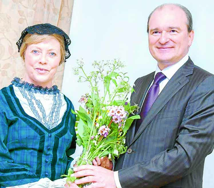 SPECIAL VISIT . . . local actress Myrtle Little presenta a bouquet to the Consul General of the Russian Federation, Andrey Pritsepov, when he visited Moffat in the spring (Photo: Jonathon Cosens)