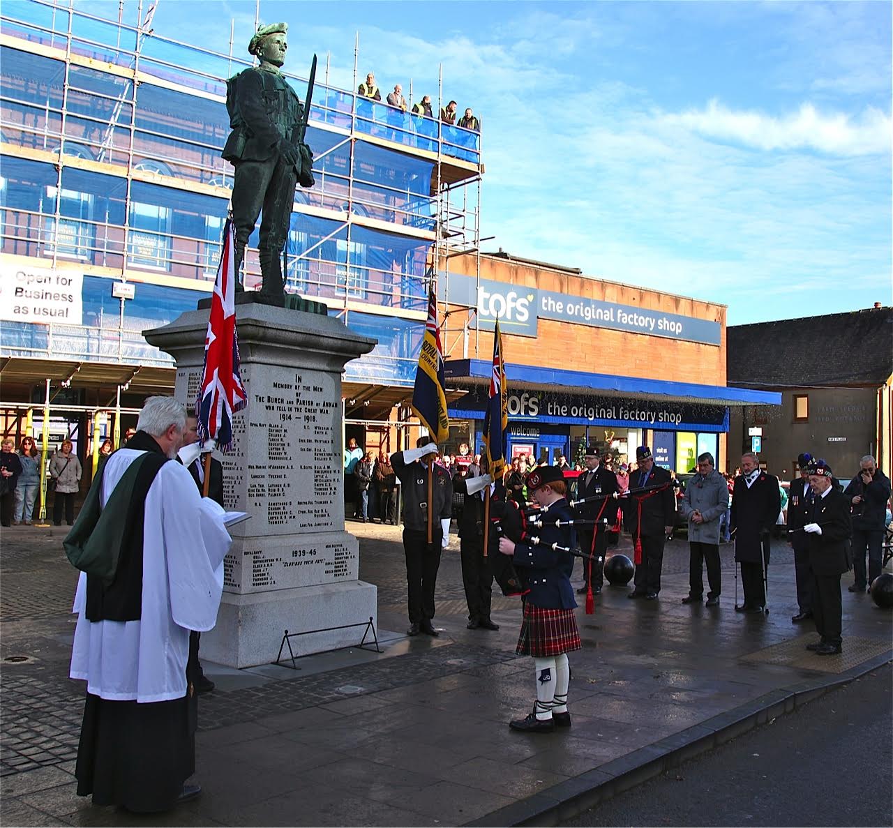 PHOTONEWS: Crowds fall silent to mark Armistice