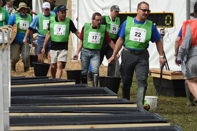 gold panning 2017s moffat *** Local Caption *** HEIGH HO . . . it's off to work they go