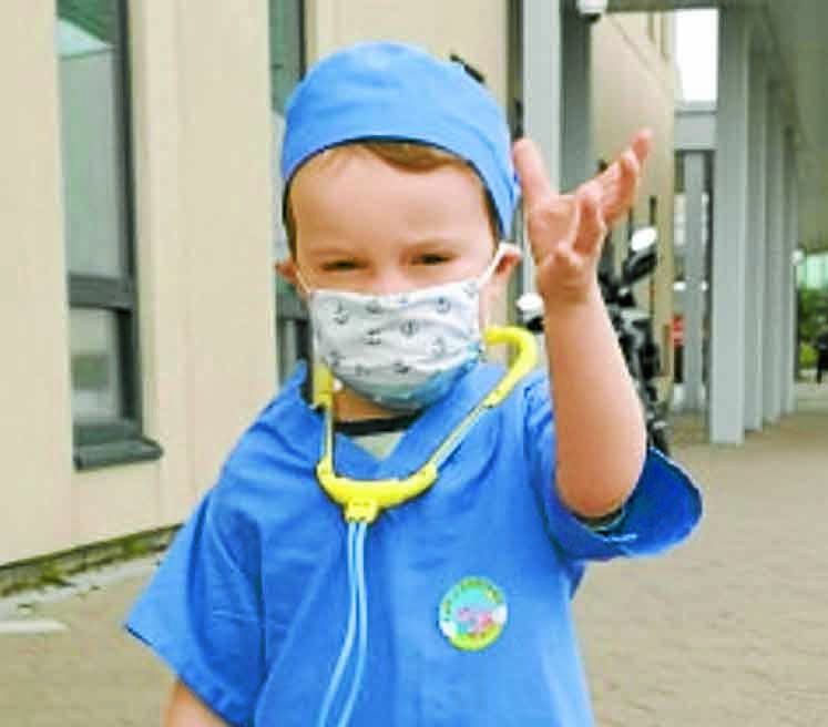 Tot praised for hospital outfit choice