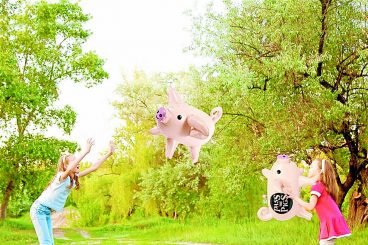 Have fun this summer with Giant Pass the Pigs!