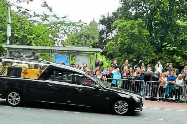 Families flock to city for Queen’s arrival