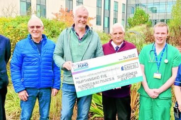 Golfers tee up to make DGRI donation