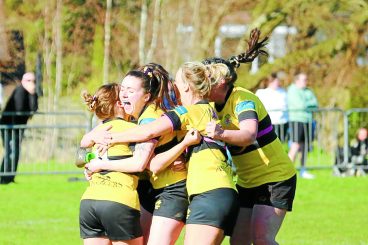 Last kick wins it for Warriors